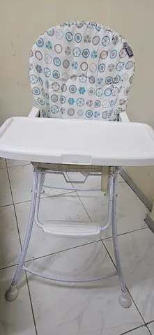 Foldable baby high chair with patterned seat cushion