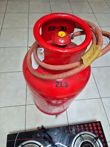 21.3kg Red LPG Gas Cylinder with Hose and gas stove Good Condition