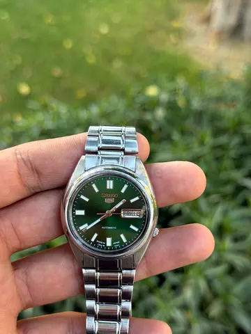This is a vintage Seiko 5 automatic watch with a green dial