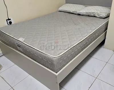 Comfortable Double Bed 140 with Mattress and Pillows