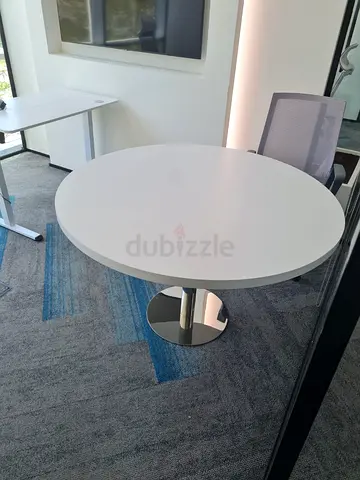 White circle table