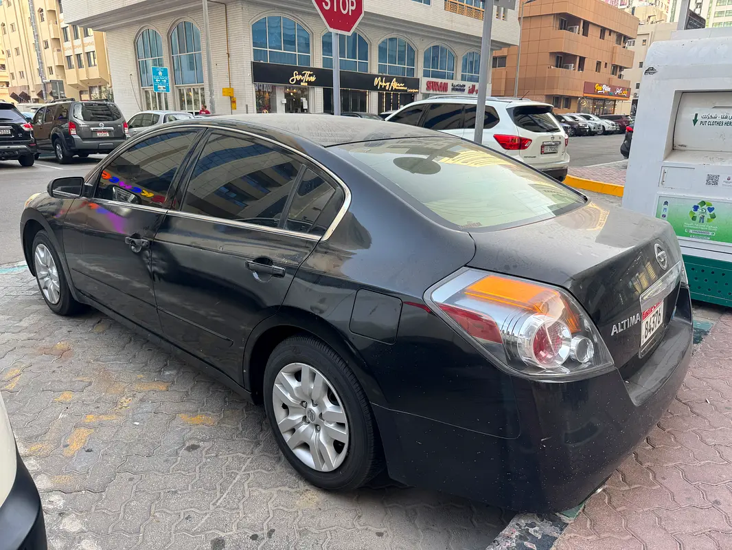 Nissan Altima 2011 — photo 1 of 2