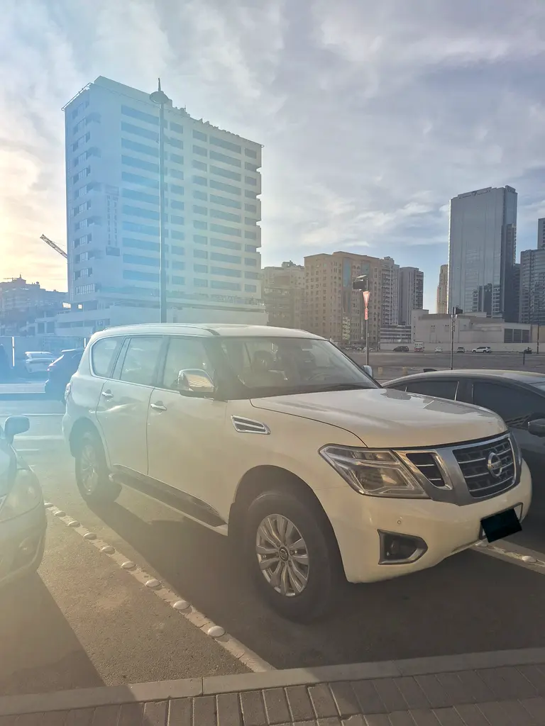 Nissan Patrol 2018 — photo 1 of 4