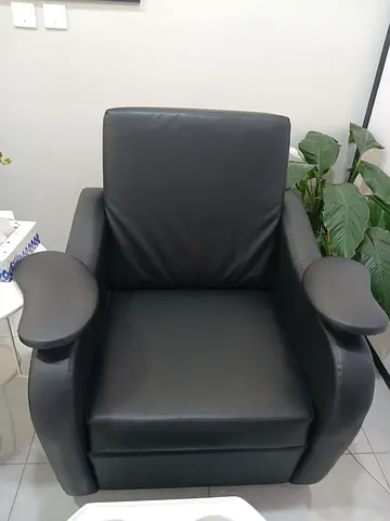 2 leather black chairs for sale