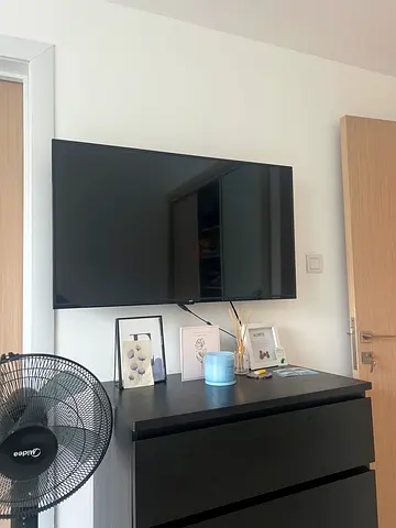 43inch HinSense TV with wall bracket
