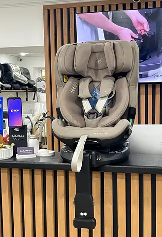 New Maxicosi emerald 360 rotation car seat with isofix base.Latest model