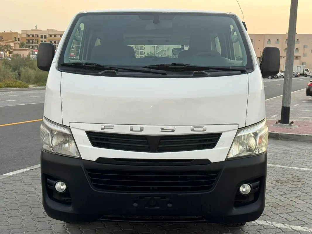 Nissan Urvan 2016 — photo 1 of 14
