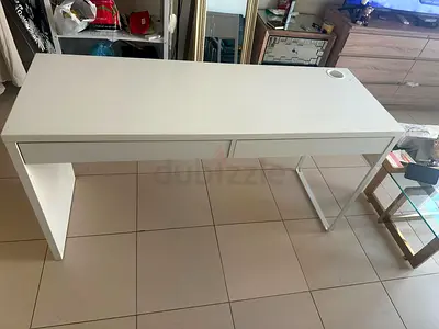 Study table مكتب