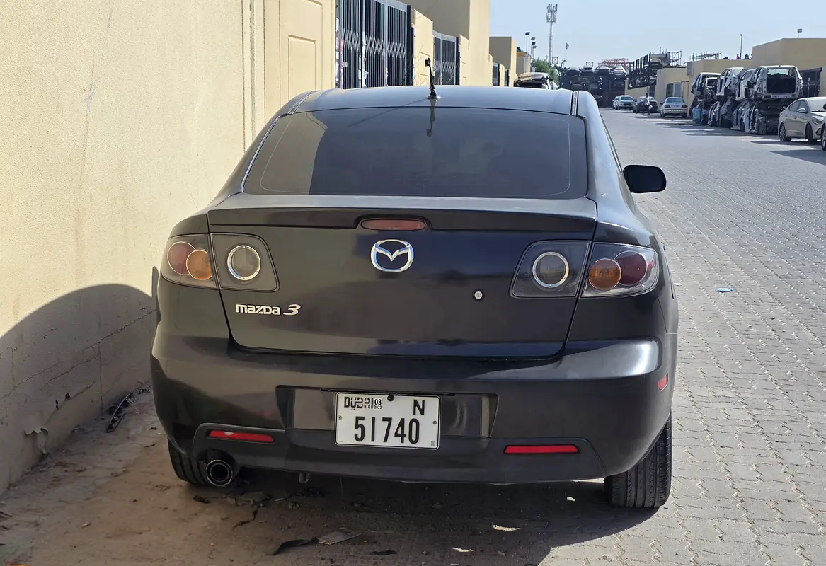 Mazda 3 2006 — photo 1 of 3