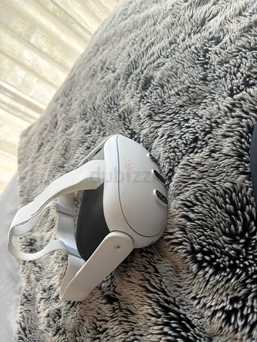 Lightly used standalone VR headset (white) - good condition