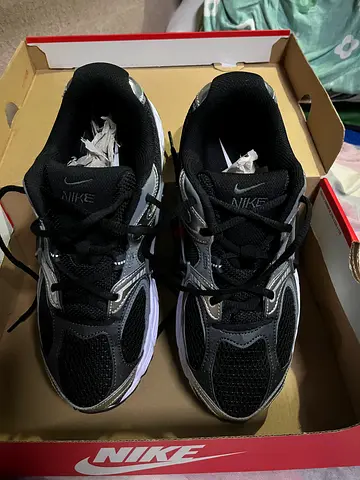 Used Nike mens running shoes — black/silver, size available