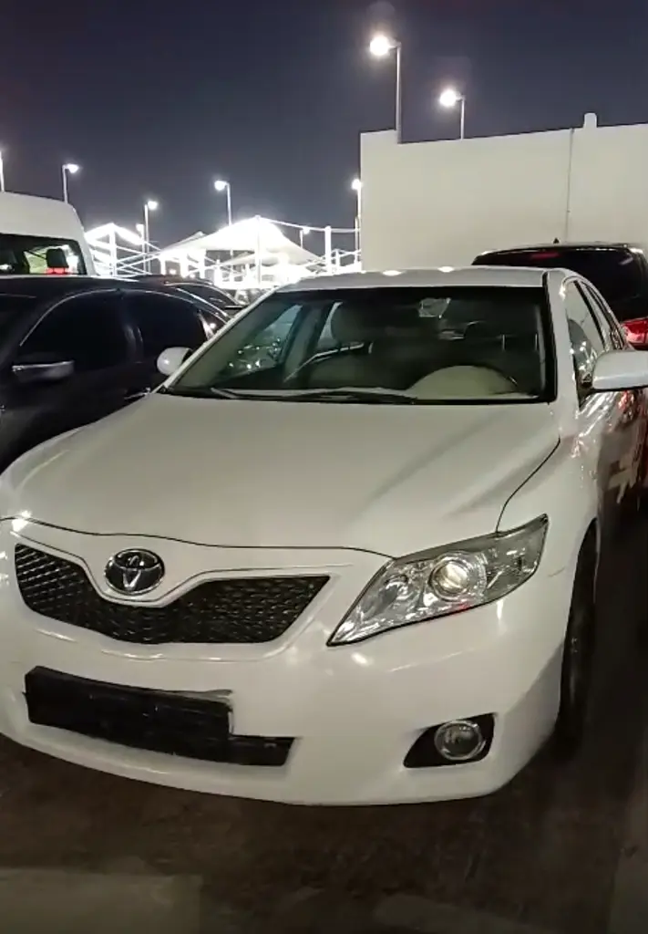 Toyota Camry 2011 — photo 1 of 3