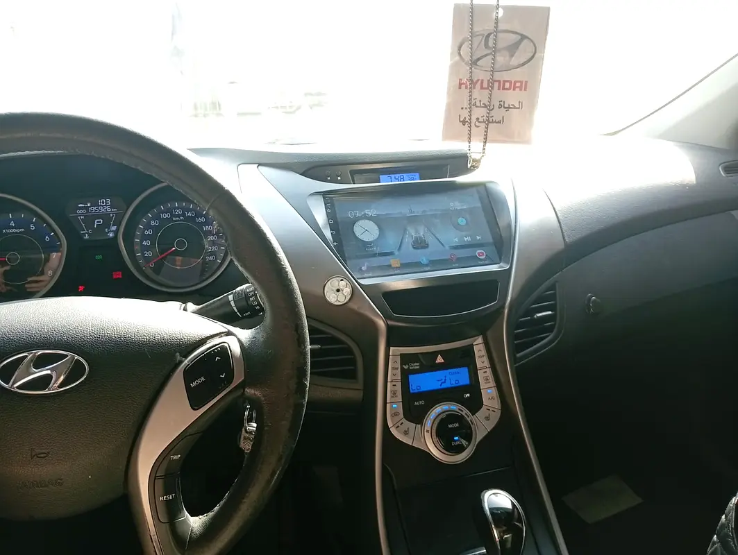 Hyundai Avante 2011 — photo 1 of 6