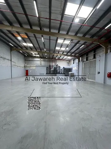 مستودع ضخم بقوه كهرباء 750 كيلو وات مساحه 21015 قدم يناسب الشركات