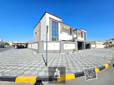 فيلا في الروضة ٢، شارع الشيخ عمار، مساحتها ٤٣٠٠ قدم مربع، طابقان وسطح، ٥ غرف نوم رئيسية، فناء داخلي، مكيفة.