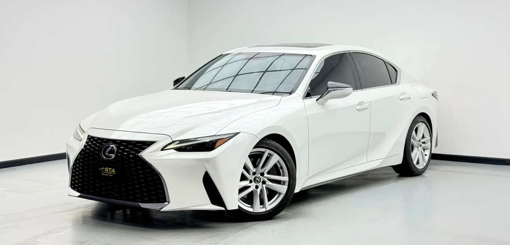 Lexus IS-Series 2024 — photo 1 of 17