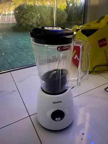 Compact electric food processor / blender - lightly used