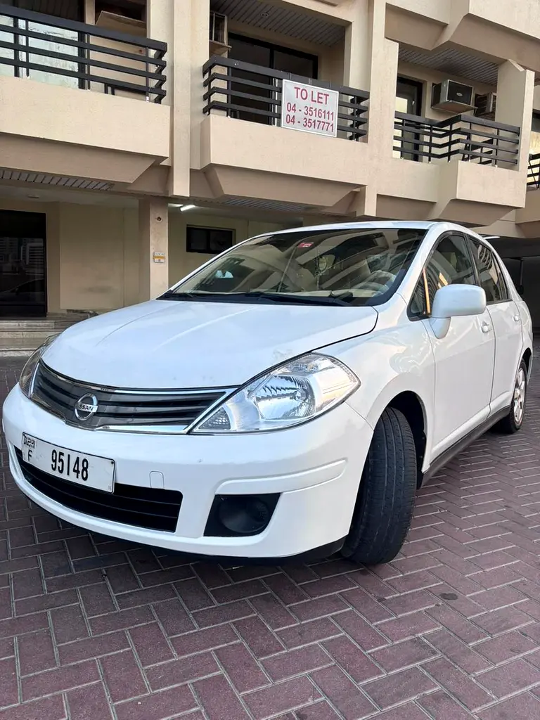 Nissan Tiida 2012 — photo 1 of 15