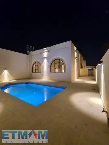 فيلا مُجددة بالكامل للإيجار، تتكون من 3 غرف نوم ومسبح