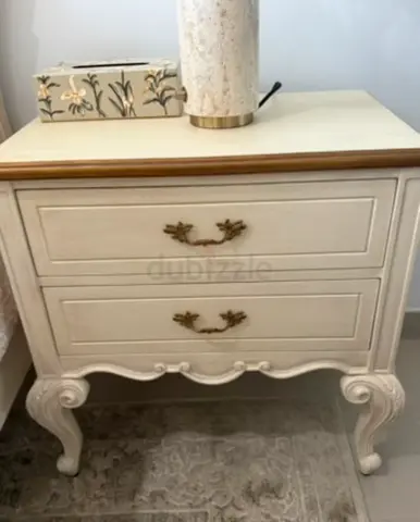 Elegant Antique Style 2 Nightstands Bedroom Set