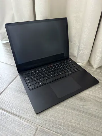 Microsoft Surface Laptop 3 13.5- i5 10th gen, 8gb ram, 256gb SSD, Black