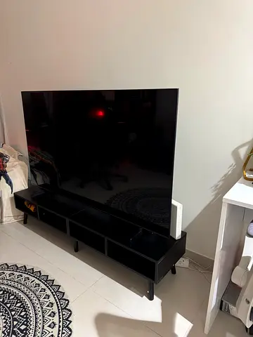 Samsung Sleek Flat Screen TV with Slim Bezels