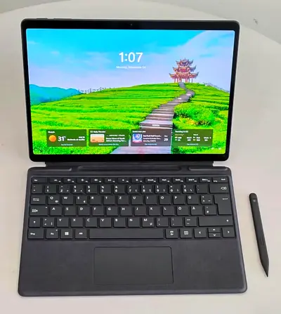 Microsoft surface pro 9 core i7/12Gen 16/512 with orignal pen keyboard brand new condition