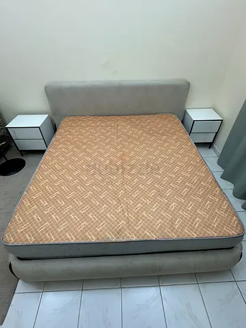Bed - king size 200x200