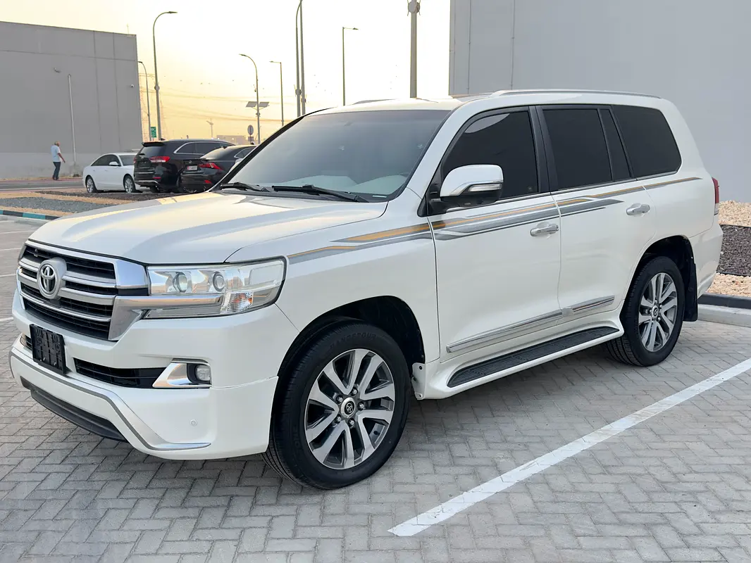 Toyota Land Cruiser 2016 — photo 1 of 17