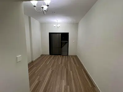افضل شقه وارقي التصميمات بعجمان تصميم عصري حديث ارضية الشقه باركيه بالكامل مساحات كبيره تقسيمات ممتازه بلكونه اطلاله مفتوحه تكييف مركزي موقع ممتاز