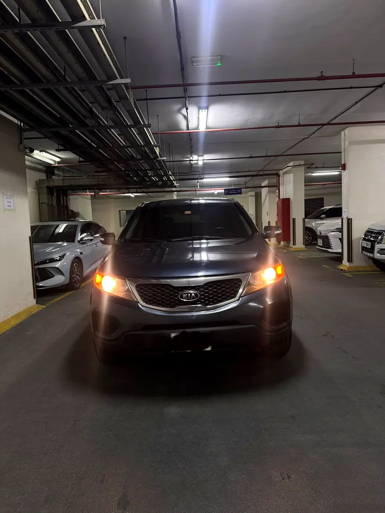 Kia Sorento 2011 — photo 1 of 11