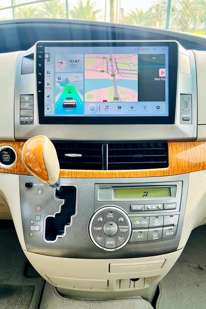Toyota Previa 2010 — photo 1 of 11