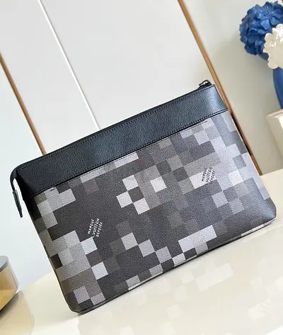 Louis vuitton pochette bag