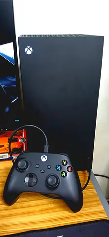 Xbox series x with 1 controller and gamepass