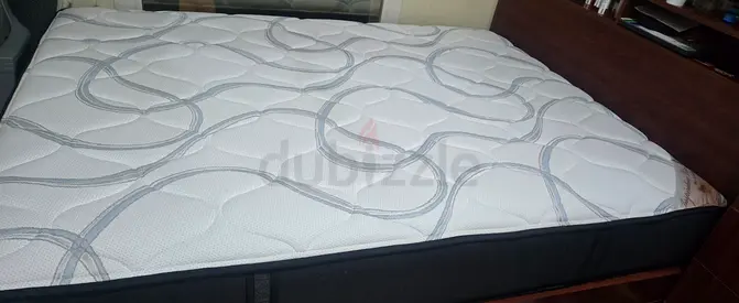 **Urgent** Queen mattress in very good condition same like new, also invoice available, size 150/200