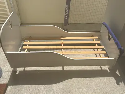 White wooden toddler bed (low height) in good condition