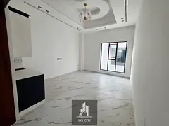 Villa de lujo de dos calles con amplio ascensor interior y monstruos, con fácil acceso a servicios 