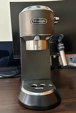 Coffee machine with beans grinder