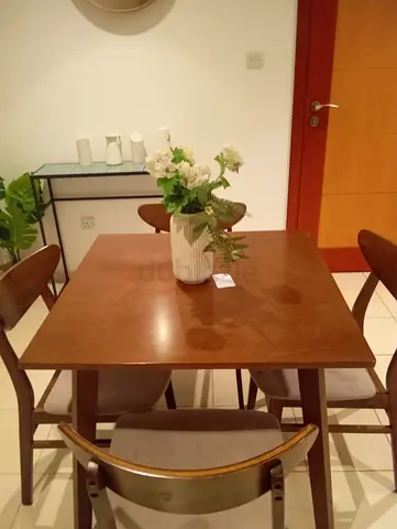Table with 4 chairs