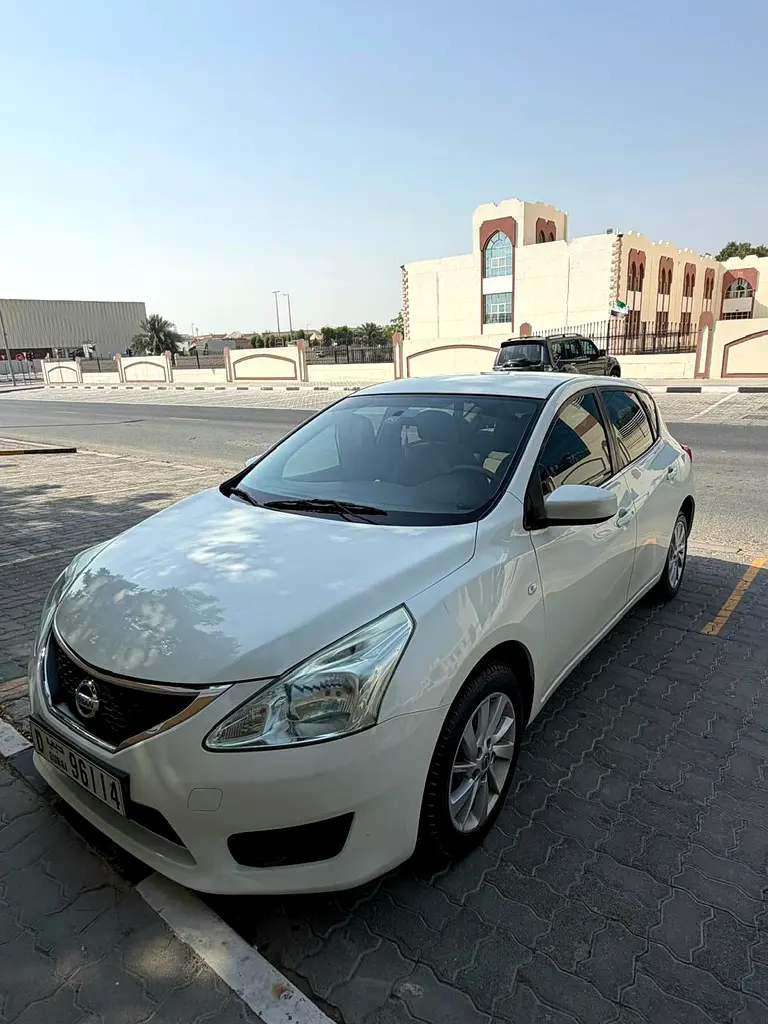 Nissan Tiida 2016 — photo 1 of 10