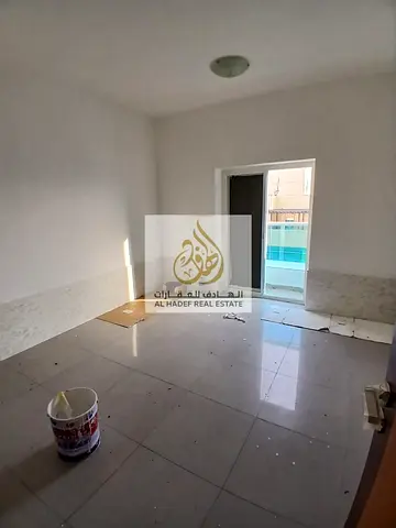 📢 للإيجار في عجمان – شقة غرفة وصالة في الجرف 2 📢  فرصة ممتازة للإيجار في منطقة الجرف 2 بعجمان، إحدى المناطق الحيوية التي تتميز بقربها من أهم الخدمات