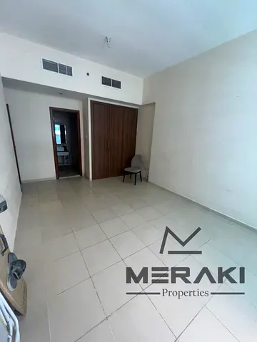 1BHK immediate delivery first tenant, with a very nice installment and down payment 181 aed, and also an excellent total price with a private parking.