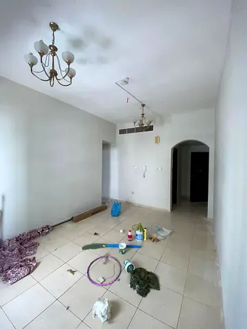 🛏️ غرفة نوم واسعة 🛋️ صالة مريحة 🚿 حمام ❄️ تكييف مركزي 🗄️ خزائن حائط 🏢 بناية عائلية نظيفة 📐 تصميم عملي واستغلال ممتاز للمساحة