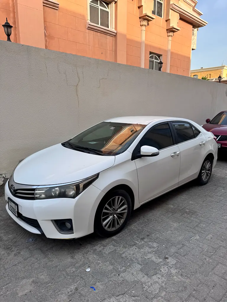 Toyota Corolla 2015 — photo 1 of 3