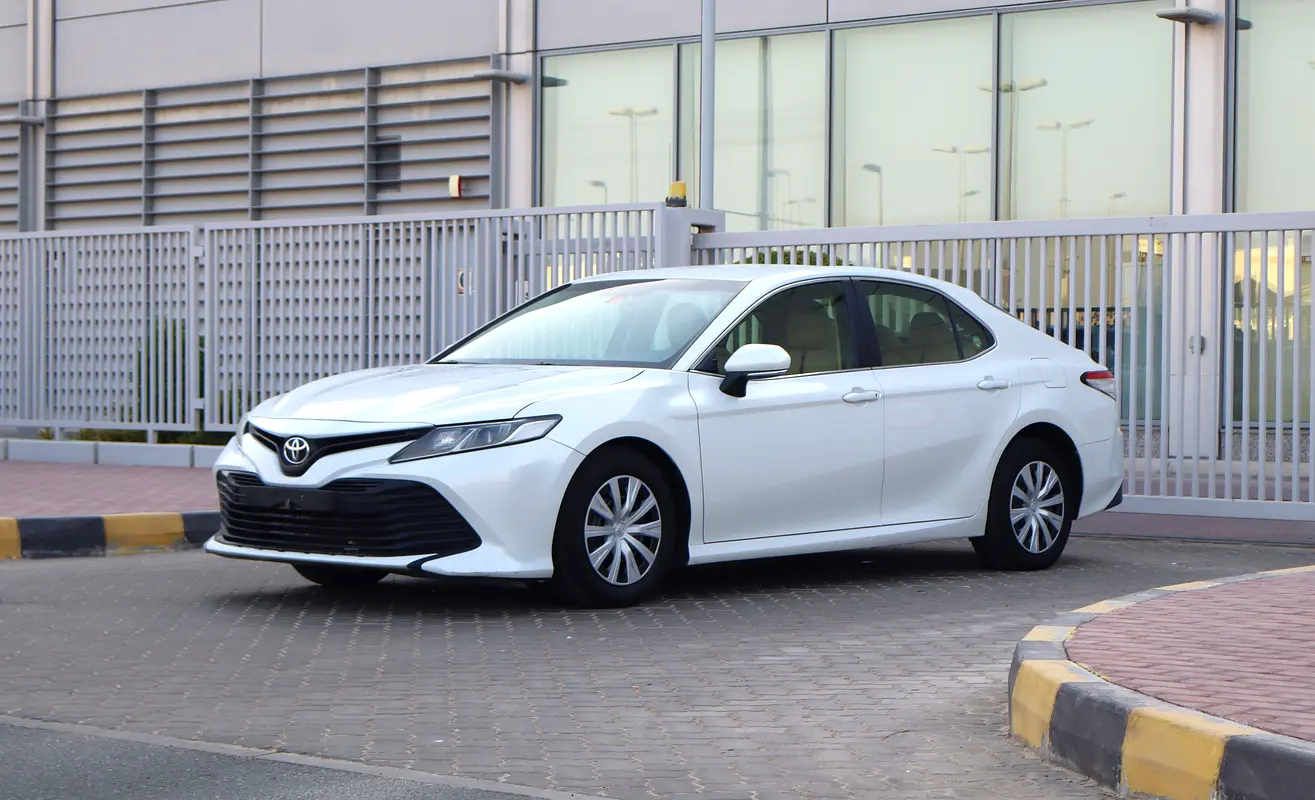 Toyota Camry 2019 — photo 1 of 15