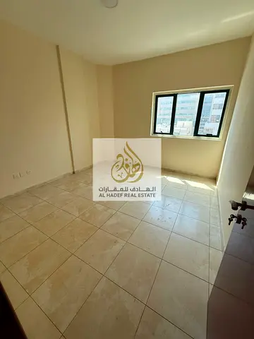 متاح اليوم للإيجار في الشارقة – أبو شغارة | شقة غرفتين وصالة بمساحة ممتازة على الشارع الرئيسي | صيانة مجانية | موقع حيوي قريب من جميع الخدمات والمواصل