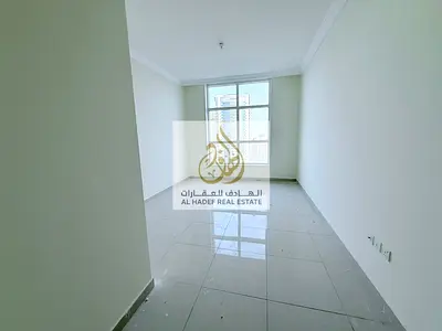للإيجار السنوي في الشارقة – الخان | شقة 3 غرف وصالة بإطلالة بحرية | التكييف مجاني | باركن مجاني | جيم ومسبح | الدفع على 4 دفعات | شقة عائلية بمساحات و