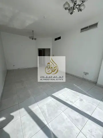 شقة غرفتين وصالة للإيجار في الشارقة المجاز 1 شارع الملك فيصل مع تكييف وصيانة مجانية وقريبه من جميع الخدمات