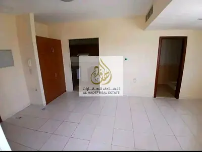 فرصة مميزة للسكن في استوديو للإيجار السنوي في منطقة الراشدية 3 بعجمان، ويقع في موقع حيوي على شارع المرور القديم خلف جراند مول، وهو من المواقع المميزة