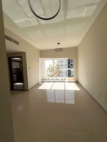 تم افتتاح بناية جديدة 🆕✨ أول ساكن، شقة مميزة غرفتين وصالة مع 3 حمامات 🚿🚿🚿، تتمتع بمساحات كبيرة وتصميم عملي يوفر أقصى درجات الراحة والخصوصية للعائل